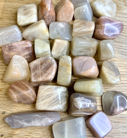 Moonstone Tumblestone - CrystalBoutique.co.uk